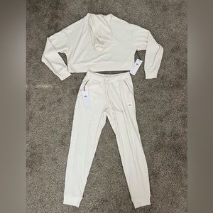 Alo Yoga set! NEVER WORN- new with tags